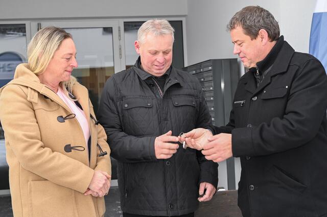 Auch der Sozialsprengel Söllandl hat seine Räumlichkeiten bezogen und den Schlüssel von Gemeindeverbandsobmann Wolfgang Knabl übergeben bekommen. Im Bild Leila Wagner und Josef Zott (Sozial- und Gesundheitssprengel Söllandl) und Wolfgang Knabl (v.l.).  | Foto: Gmedia