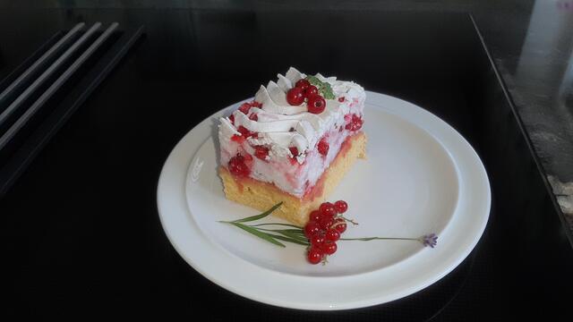 Mmmhh köstlich, die Ribiselschaumsschnitte von Gertraude Martinek. | Foto: Martinek