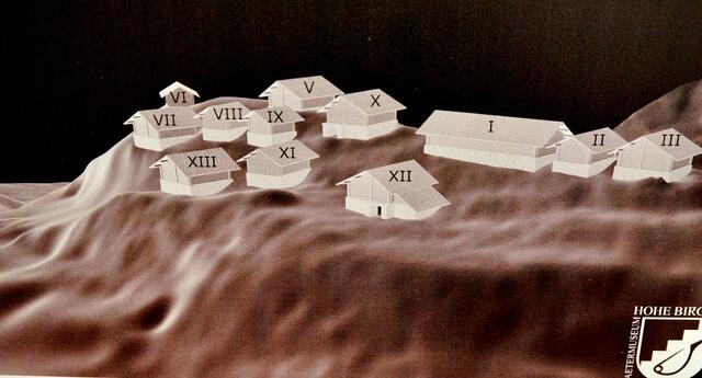 Das ist ein "Lageplan" der freigelegten Häuser, der sich neben vielen anderen Erläuterungen und Fundstücken im Rätermuseum findet. | Foto: Hassl