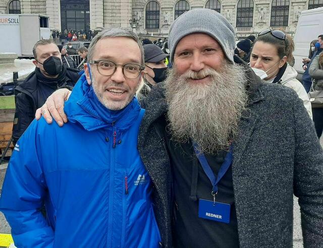 Herbert Kickl wird als Starredner angekündigt, im Bild mit den Südtiroler Anderlan. | Foto: FB/Anderlan