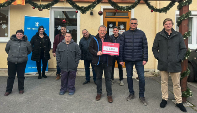 Stefan Tasch (2.v.r.) und Nico Tasch (re.) übergaben die Spende an Karl Freudelsperger (Mitte) von "Rettet das Kind". | Foto: Lumitech