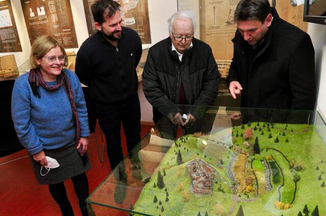 Bgm. Markus Haid, "Modellbauer" Karl Reisegger, Ausgrabungsleiter Florian Müller und Museumsleiterin Annegret Waldner erörterten die Details des Modells. | Foto: Hassl