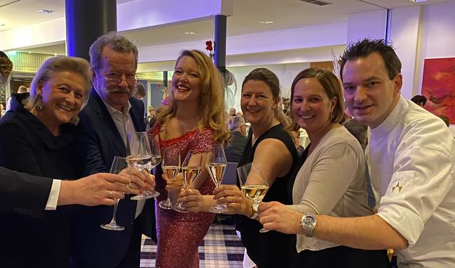 Die Familie Bläuel begrüßte Stargast Anne Wieben herzlich. (c) Raidl