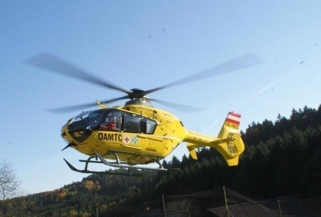 Ein 63-jähriger Mann wurde nach einem Unfall bei Holzarbeiten im Rettungshubschrauber C12 mit schweren Verletzungen am Bein zum UKH Graz geflogen. | Foto: Symbolfoto: Hans-Peter Polzer