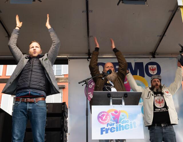 Michael Schnedlitz und Jürgen Wirt Anderlan versuchen den Viking Clap