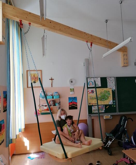 Sichtbare Freude beim Ausprobieren der neuen Motorikschaukel der Sonderschule Pinkafeld | Foto: HTL Pinkafeld