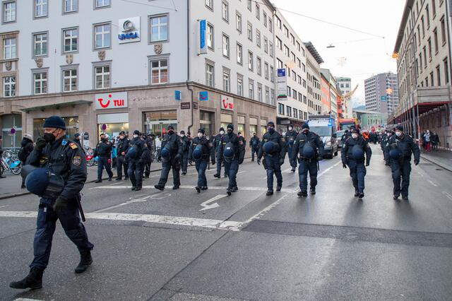 Massives Polizeiaufgebot bei der Kundgebung und beim Spaziergang