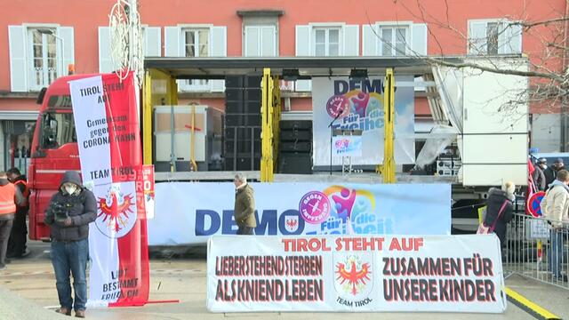 Offizieller Beginn der Kundgebung um 13 Uhr mit einem Song von U2.