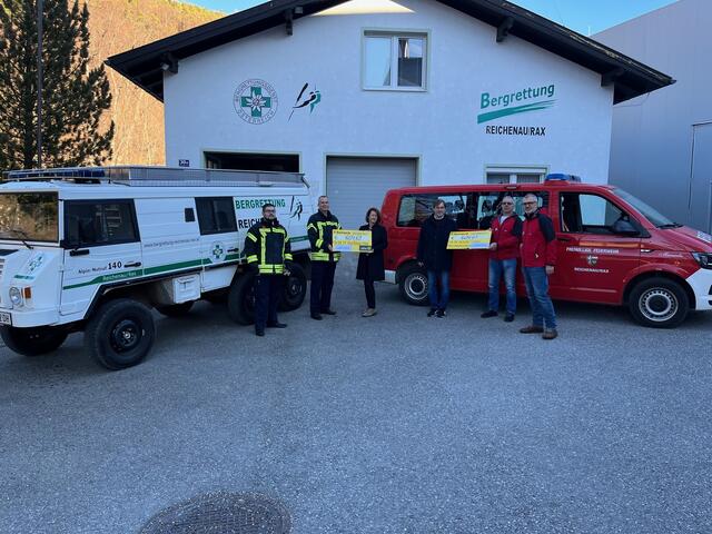 Vertreter der Feuerwehr Reichenau, Sabine Halm und Josef Brenner vom Theaterverein Payerbach sowie Christian Dittler und Christian Hofer von der Bergrettung Reichenau bei der Spendenscheck-Übergabe. | Foto: Bergrettung Reichenau