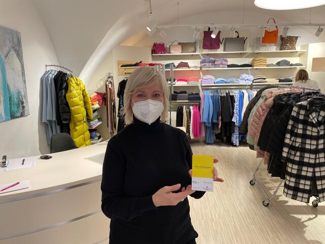 In der Boutique "Via Venty" zeigen die meisten Kunden bereitwillig ihren 2G-Nachweis vor, wie Inhaberin Brigitte Hirschegger (im Bild) erzählt. | Foto: Lisa Gold