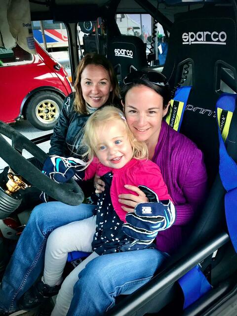 Salzburgring: Der Fanclub ist immer mit dabei
Cornelia Reitberger, Michaela und Leni | Foto: Elisabeth Wimmer