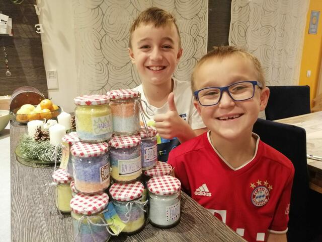 Moritz und Matteo Krainer (v.l.) bastelten für die heurige Spendenaktion eigene Badesalze. | Foto: Krainer