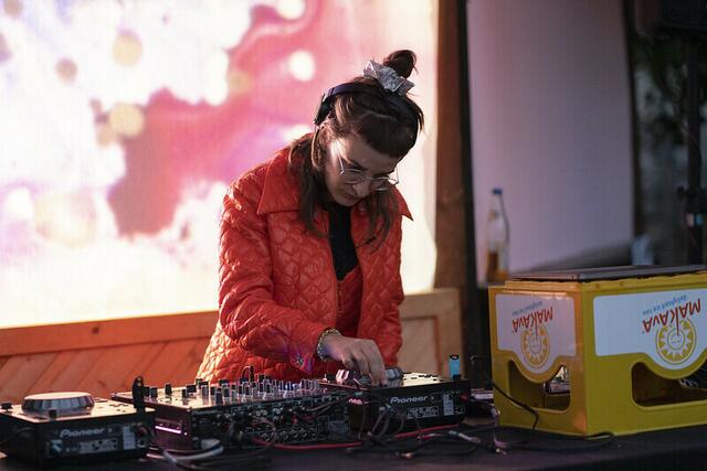 Die Grrrls unterstützen die queer-feministische Musikszene: Zum Beispiel mit DJ-Workshops.