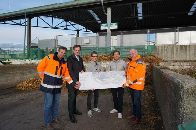 Thomas Pöll vom Wirtschaftshof, Bürgermeister Stefan Schmuckenschlager, Stadtrat Clemens Ableidinger, Baudirektor Peter Neubauer und Straßenmeister Dietmar Schuster freuen sich über mehr Service und den Ausbau des Recyclinghofs in der Inkustraße. | Foto: Stadtgemeinde Klosterneuburg / Leithner 