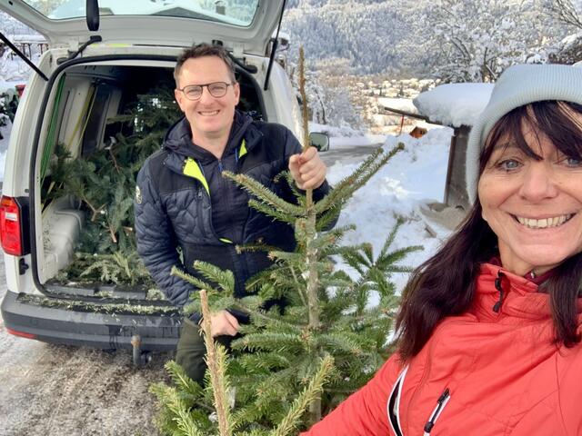 Bürgermeister Michael Maier und Vize-Bürgermeisterin Melanie Golob beim Einsammeln der Christbäume in Radenthein.