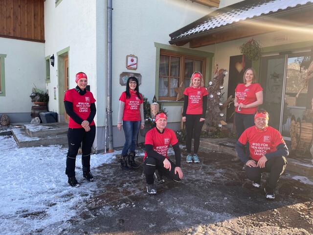 Das Team der BezirksRundSchau Kirchdorf war in Roßleithen am Schweizersberg für den Guten Zweck unterwegs: Petra Feichtl, Romana Steib, Manfred Wiesmüller, Marion Aigner, Martina Weymayer und Franz Staudinger. (v.li.n.re.) | Foto: BRS