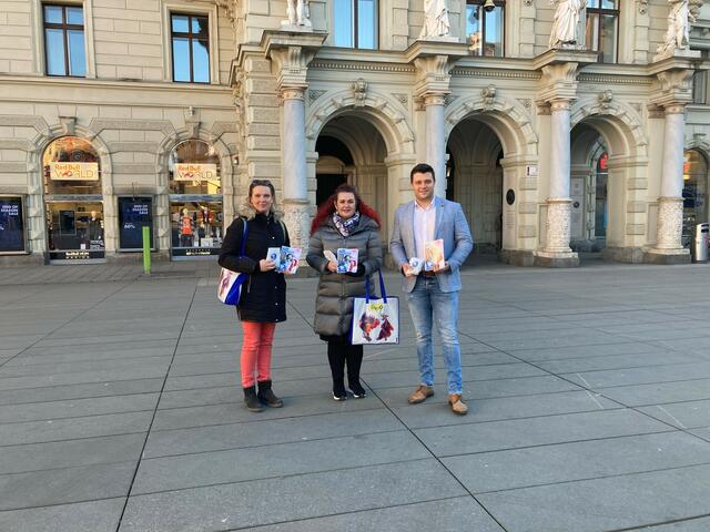 Verteilten 200 Vogelfuttersäckchen in der Grazer Innenstadt (v.l.) : Astrid Schleicher, Claudia Schönbacher, Alexis Pascuttini von der FPÖ | Foto: Stadt Graz