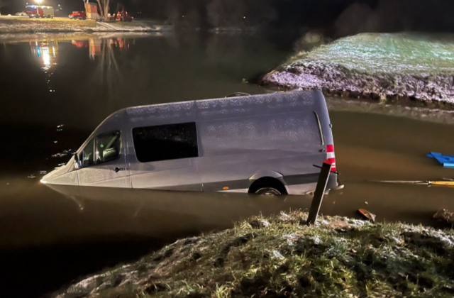 Das Auto wurde aus dem Fluss geborgen. | Foto: FF Angern