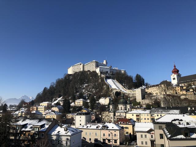 In der Zeit bis zum Frühling präsentiert sich die Stadt Salzburg heuer ohne viel Schnee. Oftmals erscheint die Stadt in einem "Wintergrau", statt wie hier mit blauen Himmel.