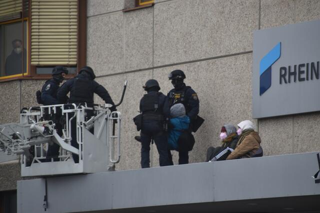 Letztendlich wurden die Aktivisten von Polizei und Feuerwehr weggetragen.