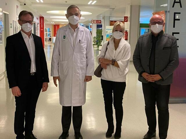 Pflegedirektor Ewald Tax, die stv. ärztliche Direktorin Gabriele Treichler und Betriebsdirektor Franz Lienhart führten den Kages-Vorstandsvorsitzenden Gerhard Stark durch das LKH Weststeiermark.  | Foto: Franz Lienhart