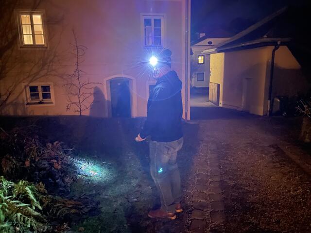 Das Zwiebelprinzip (mehrere Lagen Kleidung übereinander getragen) hilft bei Kälte. Wer draußen unterwegs ist, sollte möglichst helle Sachen tragen. Reflektoren, Taschenlampe, Blinklichter oder Stirnlampe helfen dabei, von anderen Verkehrsteilnehmern wie Autofahrern gesehen zu werden.