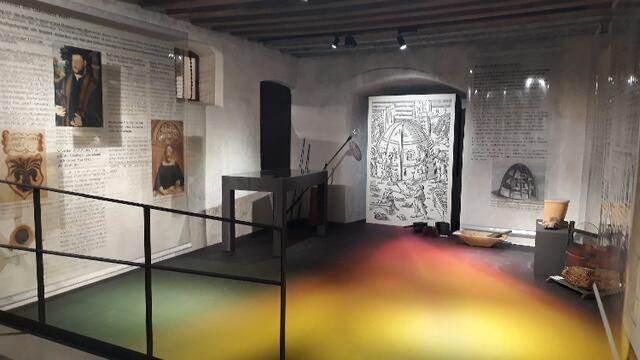 Ausstellungsraum zur Arbeit in der Glashütte am Schmelzofen | Foto: Stadtmuseum Hall