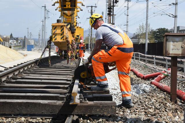 Am Schienenausbau wird laufend gearbeitet.
