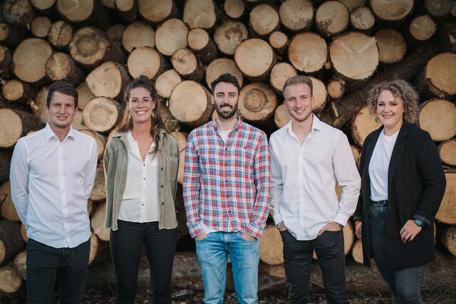 Sehen die Zukunft als Chance: Inser Dårhuam-Team Johannes Ewerz, Lena Harold, Elias Fink, Marco Seelos und Pia Walser (v.l.). | Foto: Foto: Preschern