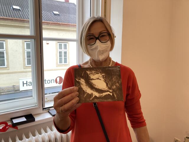 Silvia Schuster mit der überreichten Jahresgabe
