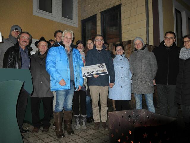 Mitglieder des Kiwanis-Clubs in Vöcklabruck trafen sich vor Weihnachten und übergaben den Spendenscheck für die Christkind-Aktion. | Foto: Kiwanis