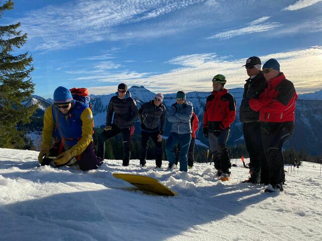 Die Verschüttetensuche muss geübt werden. | Foto: Gaissau-Hintersee Bergbahnen