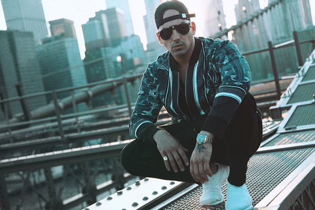 Der Rapper RAF Camora hatte seine aktive Musikerkarriere beendet und wendet sich nun anderen Geschäftsfeldern zu – unter anderem eröffnete er einen Shop am Alsergrund.