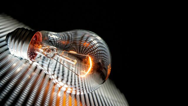 Der Strom bleibt an! Die Sicherheitsvorkehrungen bei der Tiwag sollen einen Engpass verhindern. | Foto: Pixabay/minka2507 (Symbolbild)