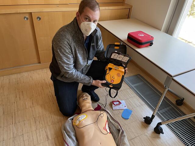 Wolfgang Uhrmann, Bezirksstellenleiter des Roten Kreuz zeigt, wie man den Defibrillator bedient.  | Foto: Marlene Trenker