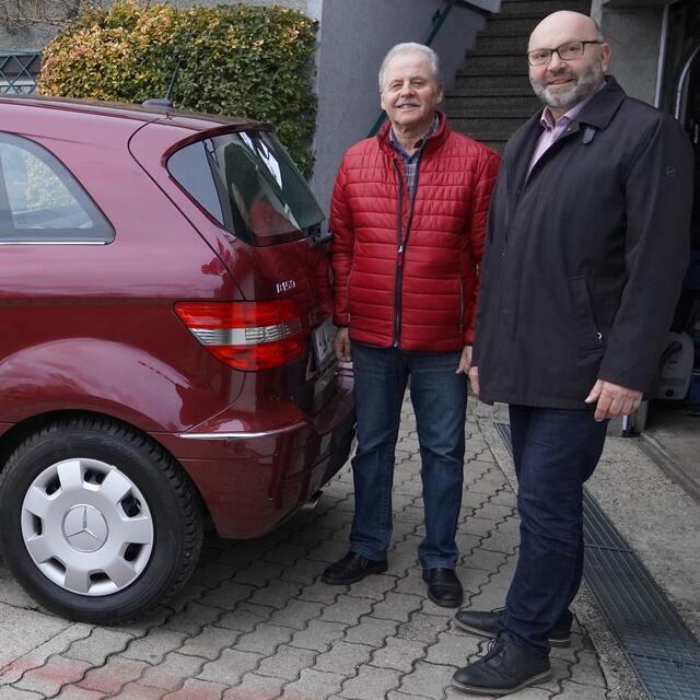 Autoliebhaber und Menschenfreund Johann Eidenhammer und Lions-Präsident Ernst Binder bei der Fahrzeugübergabe. | Foto: Lions