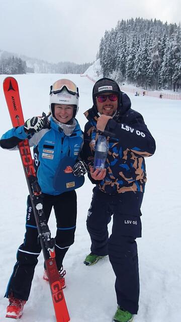 Nicole Eibl (li.) für sich über den Sieg in der Abfahrt | Foto: Eibl