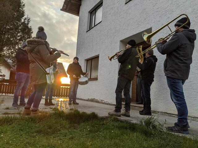 Obwohl es erlaubt gewesen wäre, haben viele Blasmusikkapellen wegen Corona auf das traditionelle Neujahranblasen verzichtet. Die Kapellen wollen es im Frühling nachholen.  | Foto: Bezirksblasmusikverband