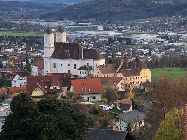 Schon von weitem sichtbar ist die Basilika in Weiz.
