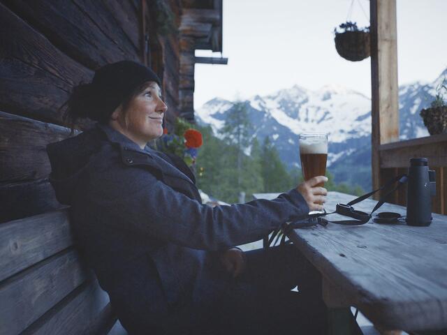 Sennerin Martina Mühlbauer beim abendlichen Weißbier vor ihrer Hütte auf der Piffalm | Foto: ServusTV/Querschuss Film