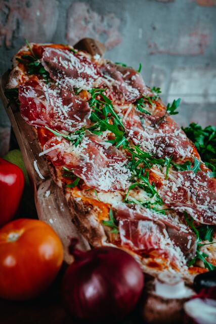 Es gibt auch eine süße Pinsa in der Pinsatore. Inspiriert von der Kunafa besteht diese Pinsa aus Mozarella, Ahornsirup, Pistazien und Bananen.  | Foto: Emmanuel Isaak