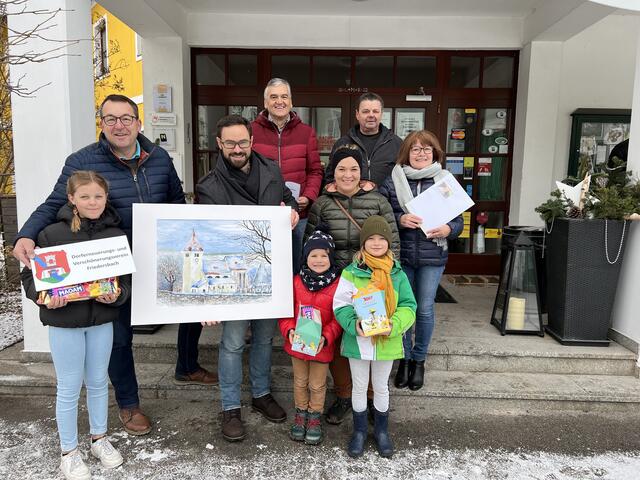 Vorne von links: Glücksengerl Helene Geisberger mit Günther Edelmaier, Familie Dirnberger (1. Preis);
Hinten von links: Helmut Rauch (3. Preis), Gottfried Röhrenbacher und Hermi Schiller (2. Preis).
