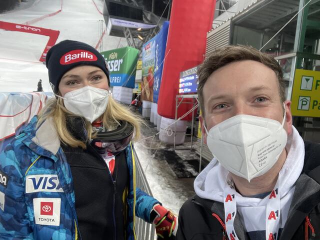 Marc Hollinger gratulierte nach dem Rennen Mikaela Shiffrin zum Sieg und zum neuen Rekord. | Foto: Hollinger