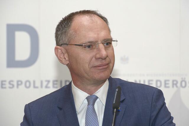 Innenminister Gerhard Karner stattete dem Saalbacher WM-Büro einen Besuch ab.  | Foto: LPD