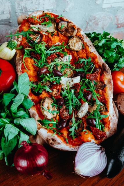 Die Pinsa hat einen luftigeren und knusprigeren Teig als die Pizza. Das liegt in der Herstellung des Gerichts. Denn im Gegensatz zu den meisten Pizzen dürfen Pinsen mehrere Tage gären.  | Foto: Emmanuel Isaak