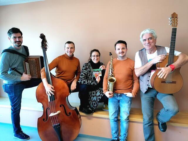 Peter Aßlaber, Johannes Fuchs, Julia Petritsch, Thomas Hammerl und Manfred Missethan v.l. (nicht am Foto: Heike Pollhammer und Thomas Puch) haben jetzt ihre erste CD veröffentlicht. | Foto: zVg (2x)
