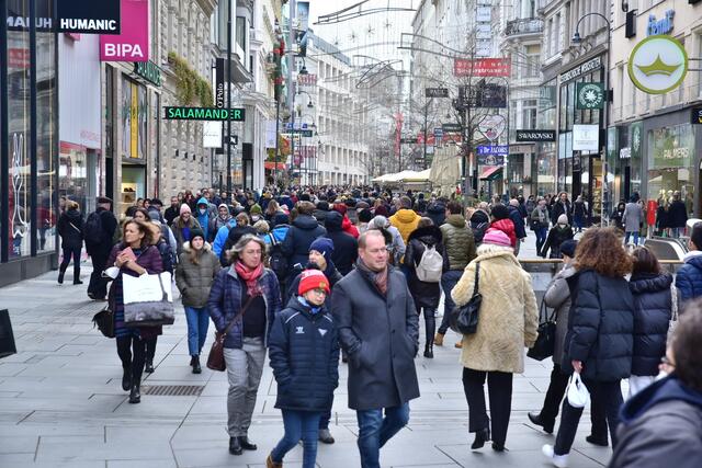 Die Kontrolle des 2G-Nachweises ist am ersten Tag reibungslos verlaufen. Gleichzeitig bringt es für die Mitarbeiter aber auch einen Zusatzaufwand mit sich.