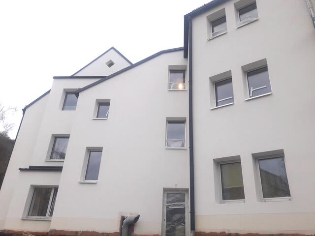 Im hinteren Bereich der Wohnhausanlage ist die Fassade bereits fertig. | Foto: Bernhard Rainer