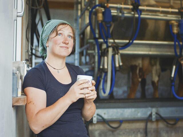 Sennerin Martina Mühlbauer beim Kaffeetrinken während einer kurzen Melkpause auf der Piffalm