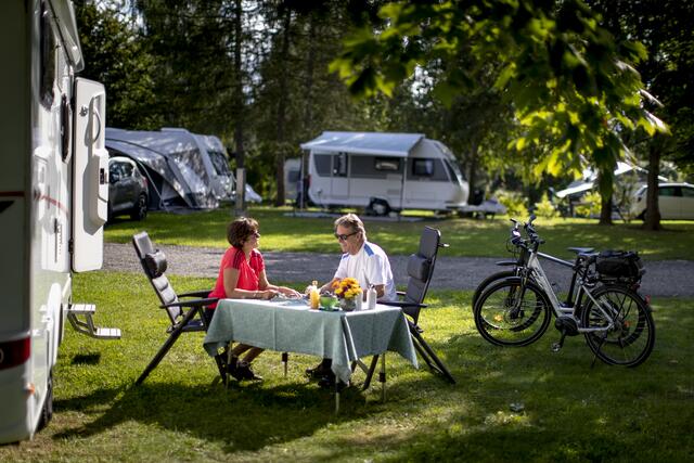 Besonders beliebt unter Pensionist:innen ist der 50plus Campingpark Fisching in Weisskirchen.